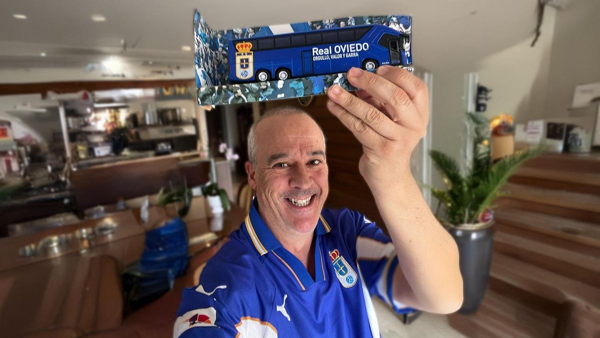 Nacho Fernández con un pequeño autobus con los colores del Real Oviedo