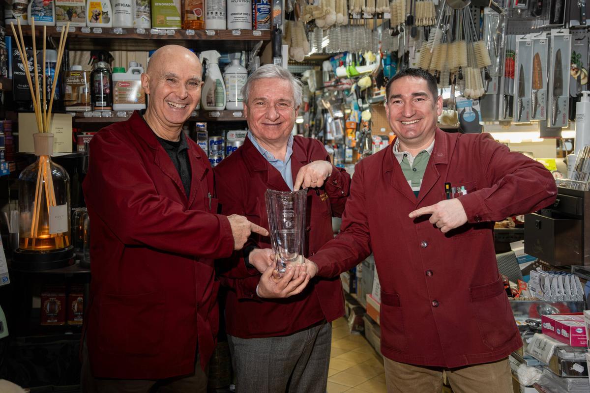 Segarra, en el centro, con sus dos empleados, Joseph León y Antonio Zoyo, mostrando el premio  Global Innovation Awards (GIA) 2025-2026.