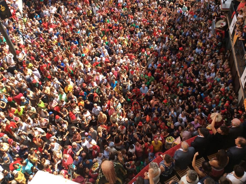 La plaça de Sant Pere canta els Segadors en l'inici de la Patum de lluïment del Centenari