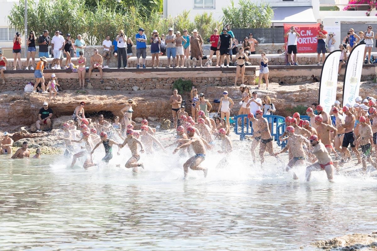 Las imágenes de la travesía a nado del Canal de Sant Antoni