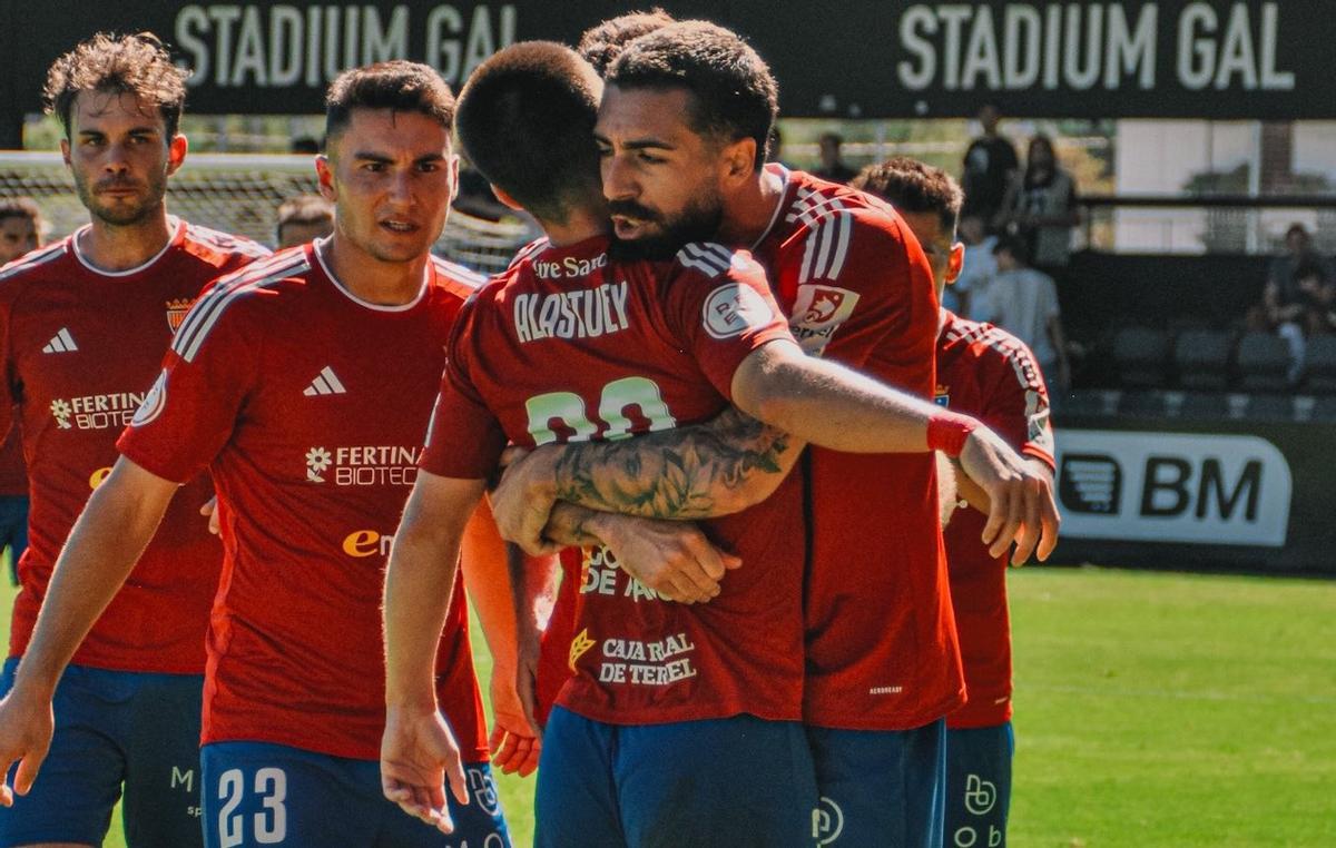 Varios futbolistas del Teruel festejan el tanto de Jorge Alastuey ante el Real Unión.