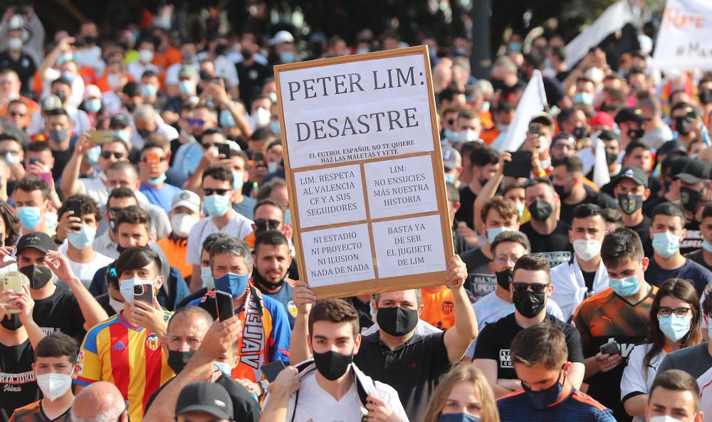 Manifestación de la Afición del Valencia contra Peter Lim