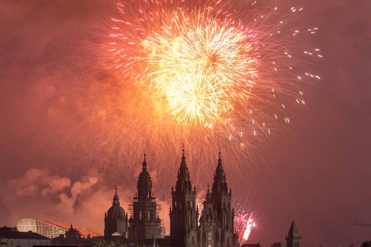 Los fuegos del Apóstol iluminan la noche más esperada de Santiago Los fuegos del Apóstol iluminan la noche más esperada de Santiago