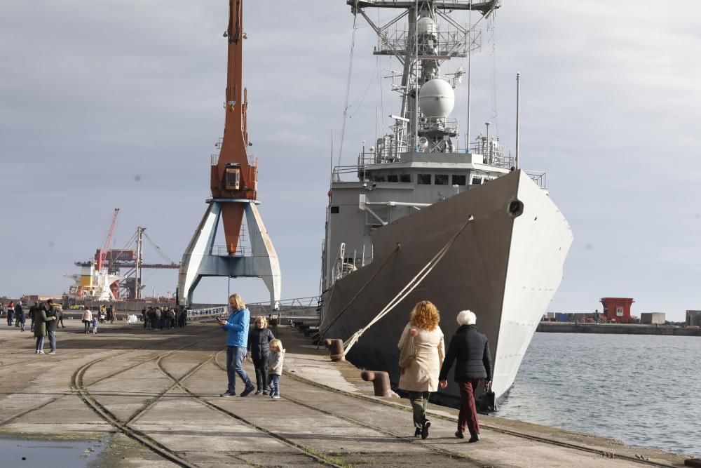 Largas colas en El Musel para visitar el "Cantabria" y la fragata "Reina Sofía"