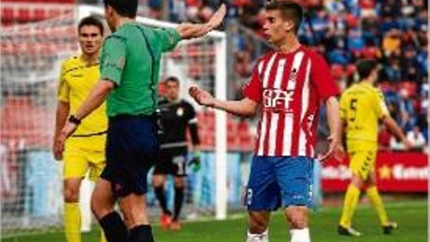 Pere Pons protesta una decisió a l&#039;àrbitre en el partit contra l&#039;Oviedo.