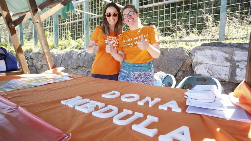 Verónica del Fueyo (derecha) y María Martínez, ayer, en La Arena, en un stand de la plataforma &quot;Médula para todos&quot;.