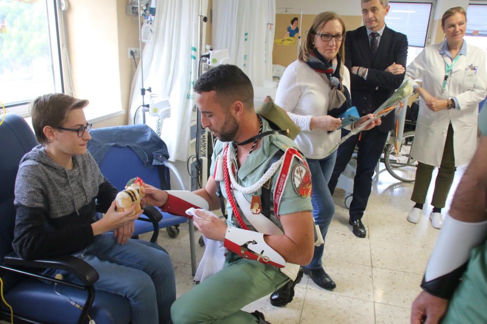 Visita de la Legión a los niños ingresados en el Hospital Materno.