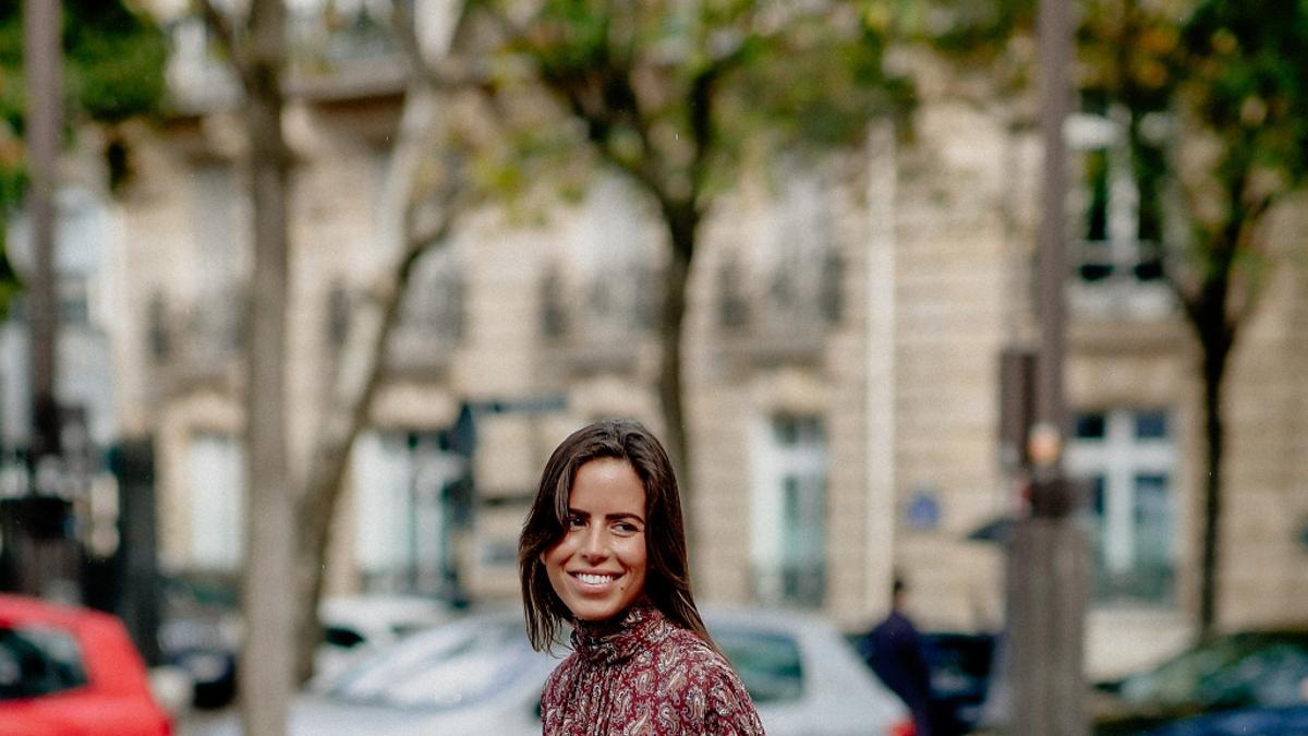 Nina Urgell con vestido estampado y botas altas negras