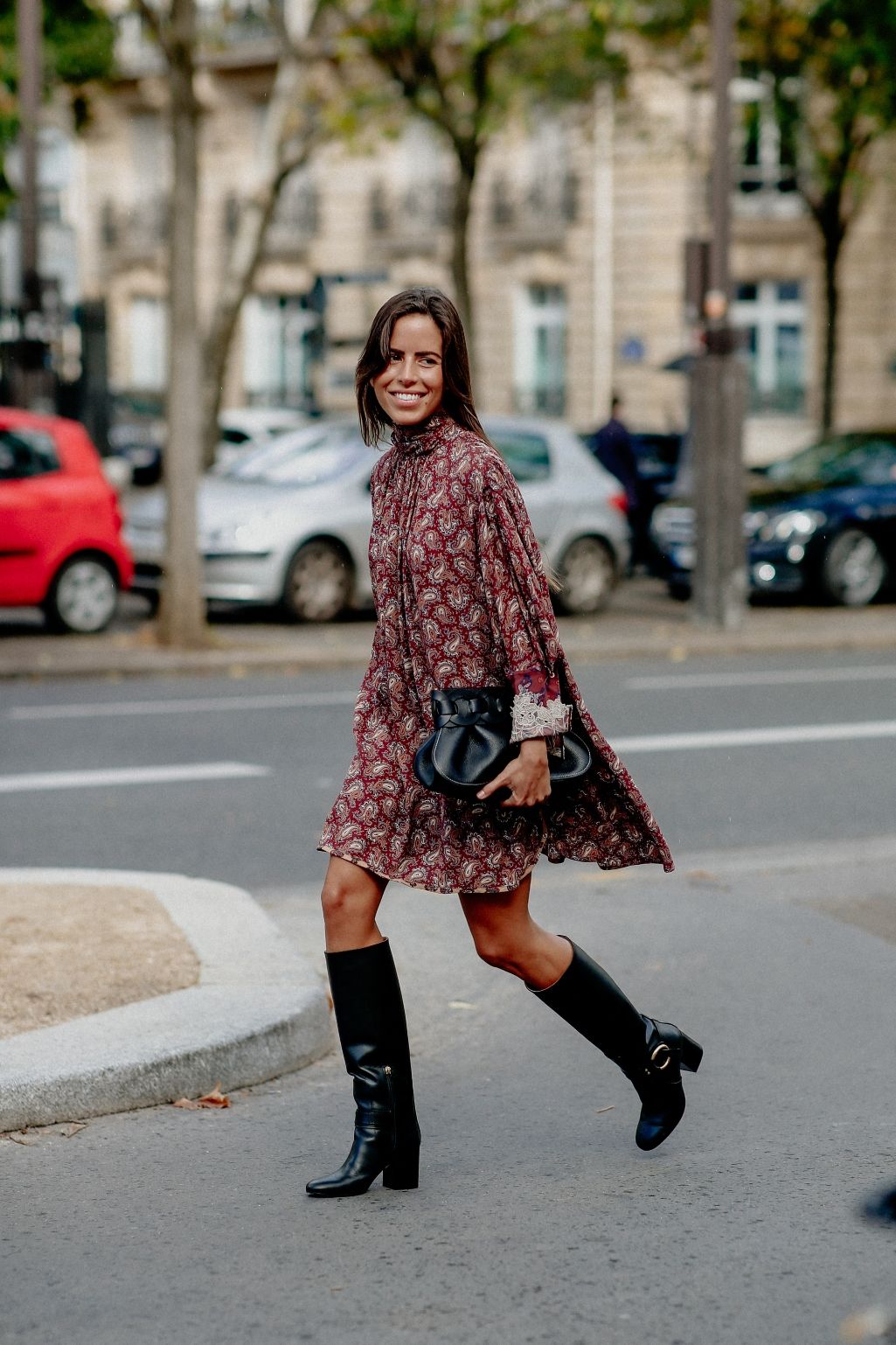 La española que ha conquistado su look de vestido de otoño botas altas negras de tacón cómodo -