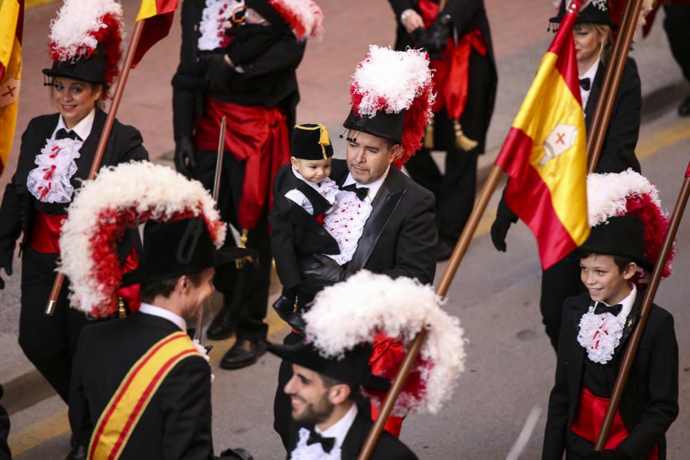 El desfile de La Entrada da la bienvenida a los Moros y Cristianos de Sax