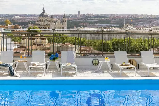 Diez años dominando el cielo de la Gran Vía: el rooftop con piscina desde 1948, Beach Club, cócteles de autor y una cita mensual con Almodóvar