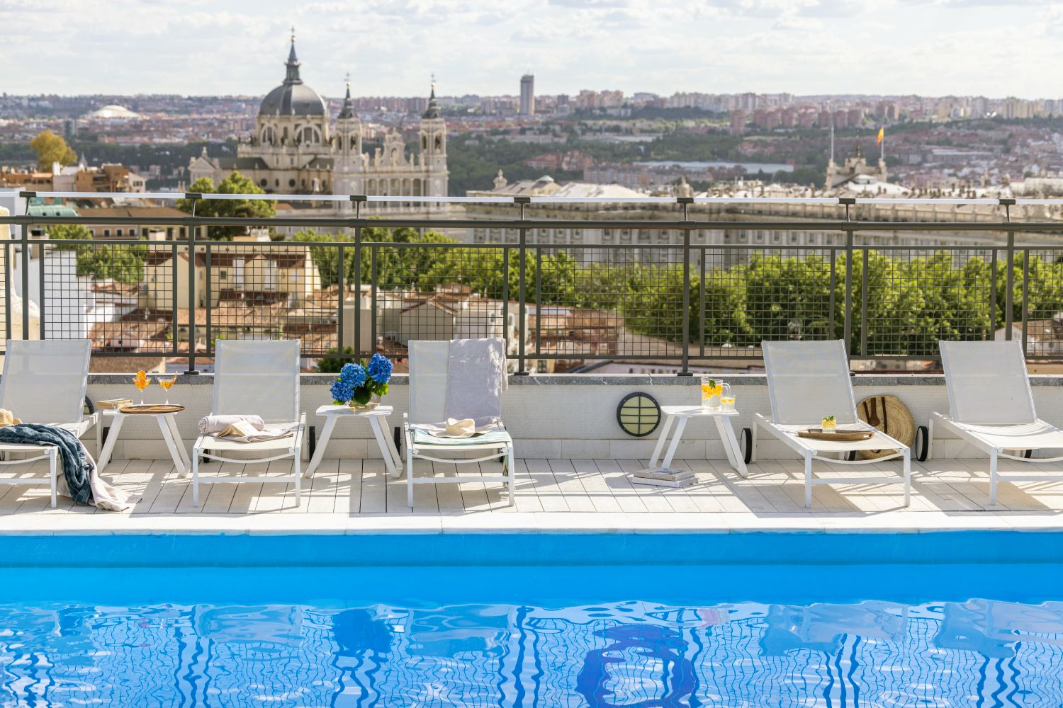 ¿Un hotel con piscina en el centro de Madrid? Existe y es un icono de la ciudad.