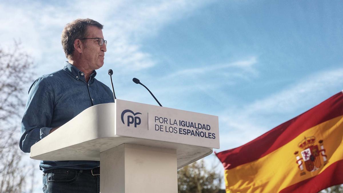 El presidente del Partido Popular, Alberto Núñez Feijóo, interviene durante una manifestación convocada por el PP.