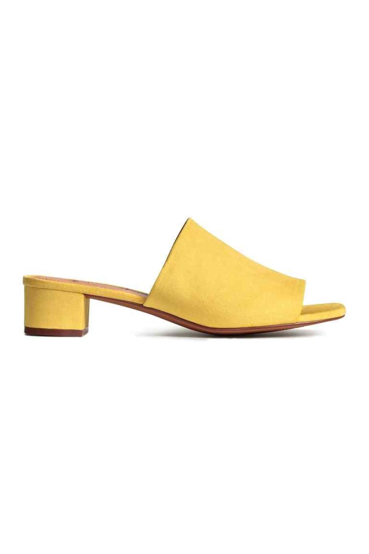 Mules para el verano, en color amarillo de H&amp;M (24,99€)