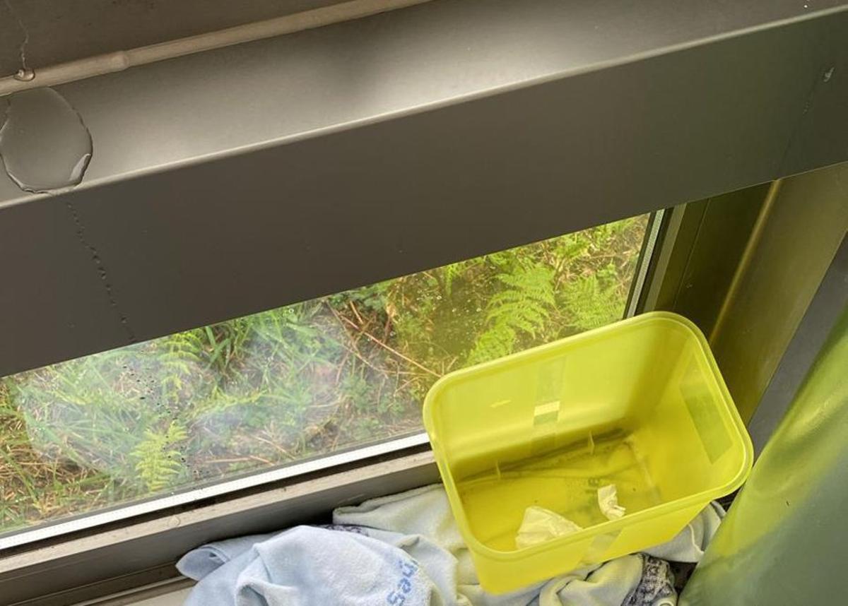 Cubos y toallas en una ventana del centro de salud de Silleda. |