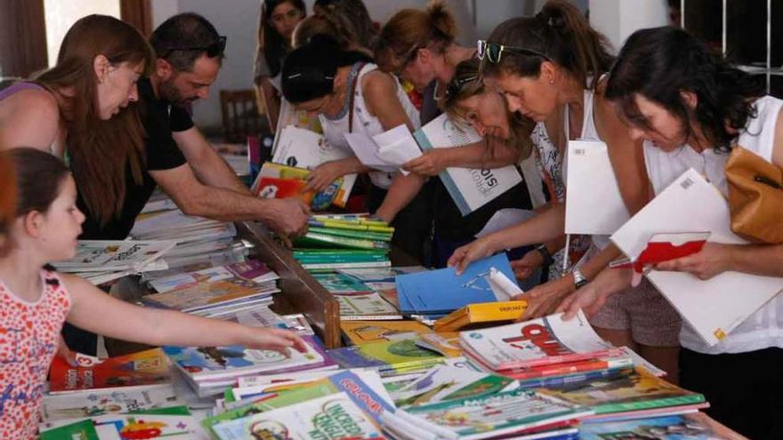 Padres participantes en la campaña de intercambio de libros de texto que organiza Asamblea Vecinal Zamora.