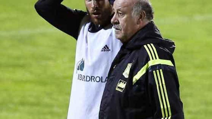 Ramos, junto al seleccionador nacional, Vicente del Bosque.