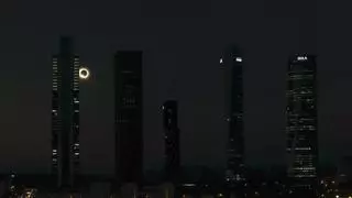 "¡Sólo quedan cinco minutos!", "¡Parece un espagueti!", "¡Hay que pedir un deseo!": aplausos y emoción durante el eclipse solar en la Sierra de Madrid