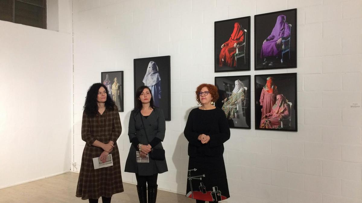 De izquierda a derecha, Susana Blas, comisaria de la muestra; la artista Paula Noya; y Tonia Trujillo, directora de 13estudioarte.