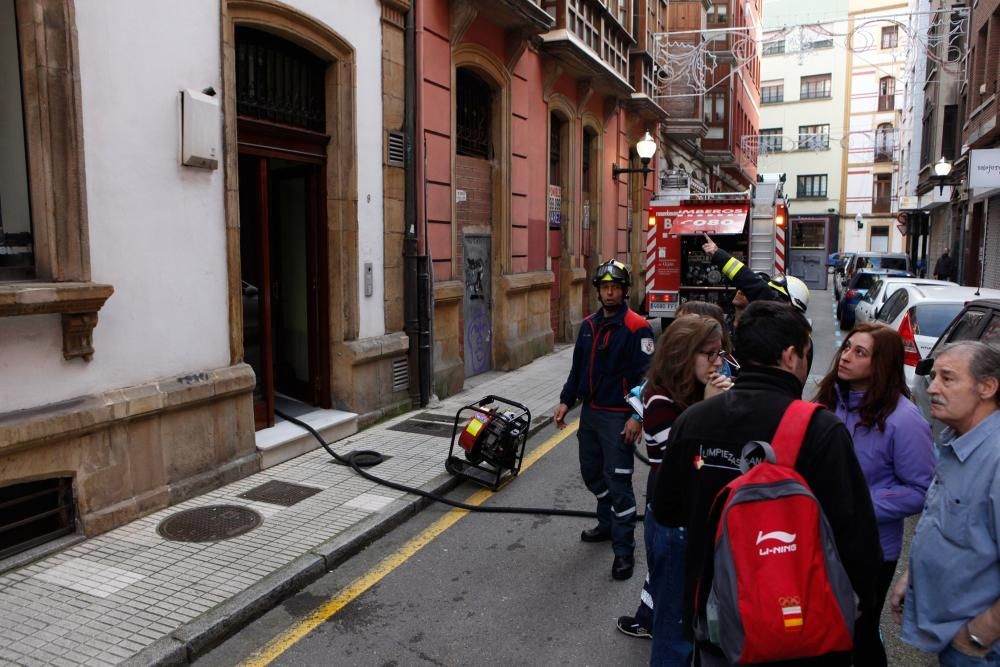 Intervención de los bomberos en la calle la Muralla, en Gijón