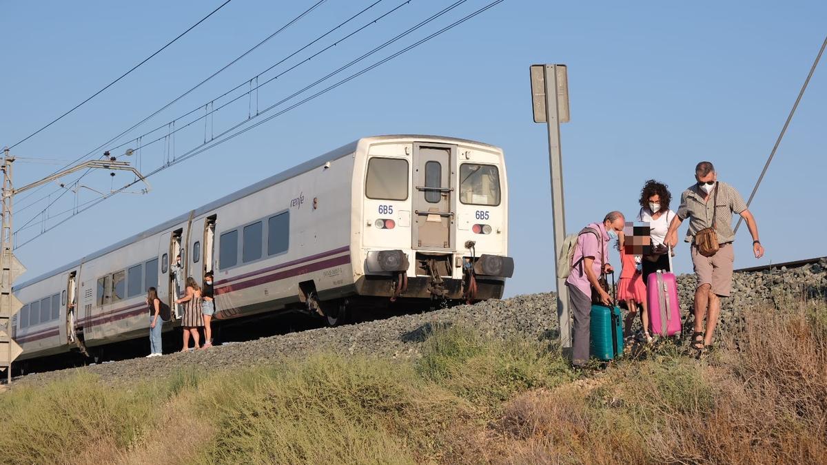 Cuatro fallecidos en el arrollamiento de un coche por un tren en Novelda