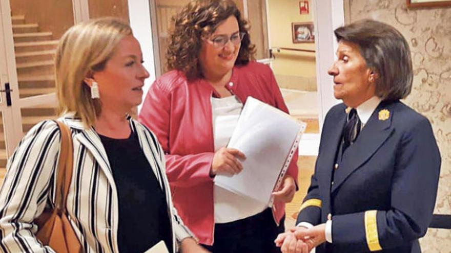 Ana Oramas y Guadalupe González Taño, ayer con la conserje mayor del Congreso de los Diputados tras recoger su acta como diputadas.