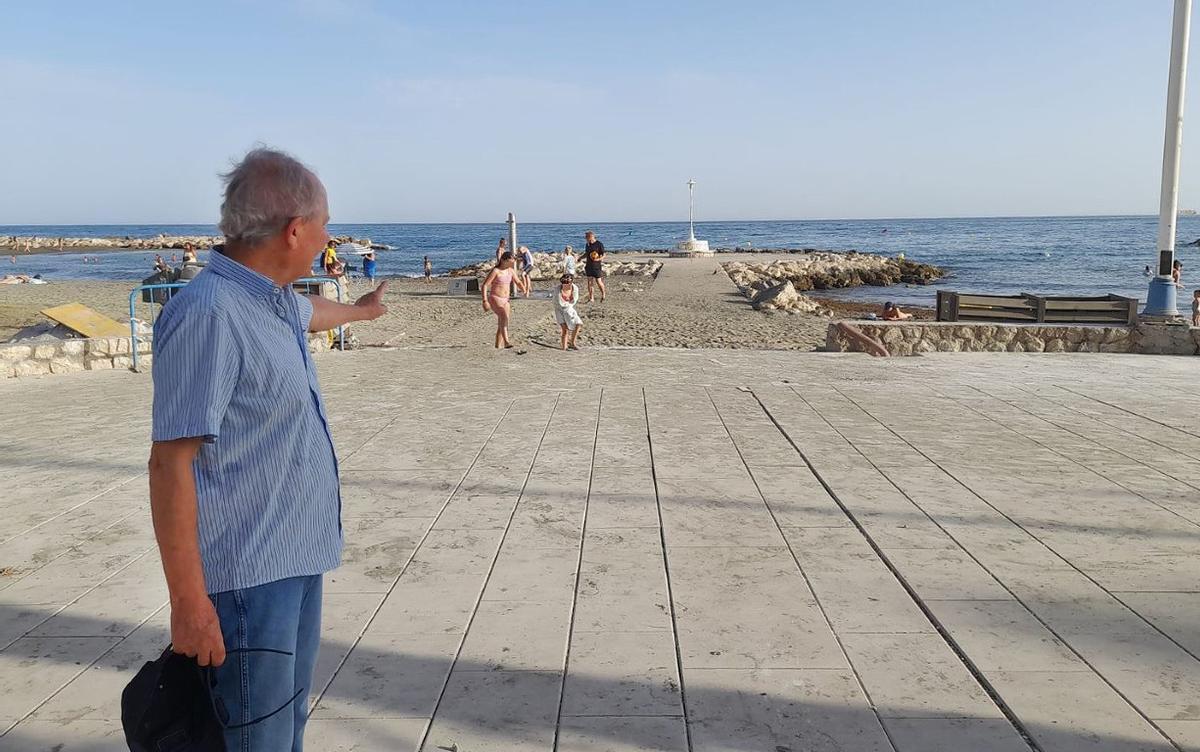 El dirigente vecinal Adolfo García señala uno de los nuevos espacios abiertos en el paseo marítimo de Pedregalejo, ¿vías de entrada de agua?
