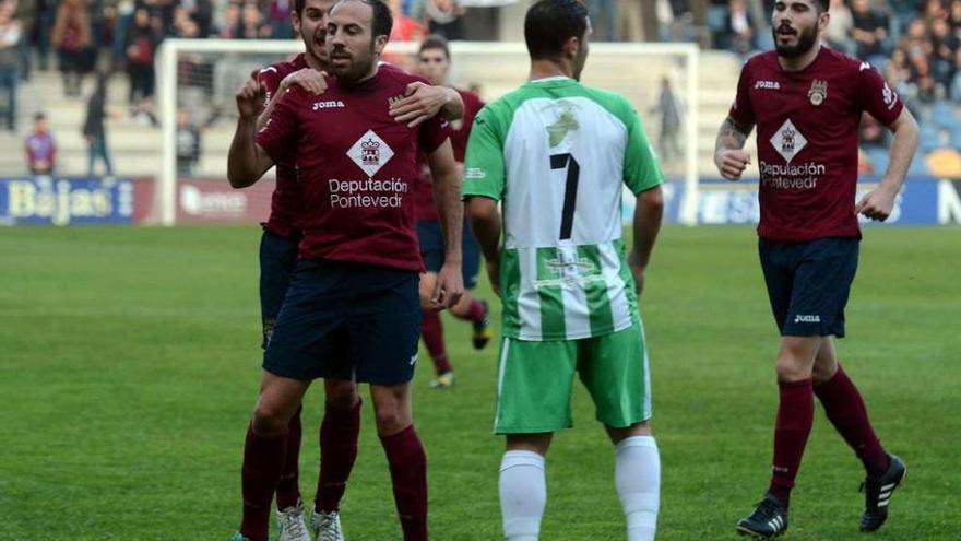 Jacobo celebra su gol con Jandrín (que anotaría el segundo), Álex Fernández y Pablo (al fondo), que acabarían lesionados. // Rafa Vázquez