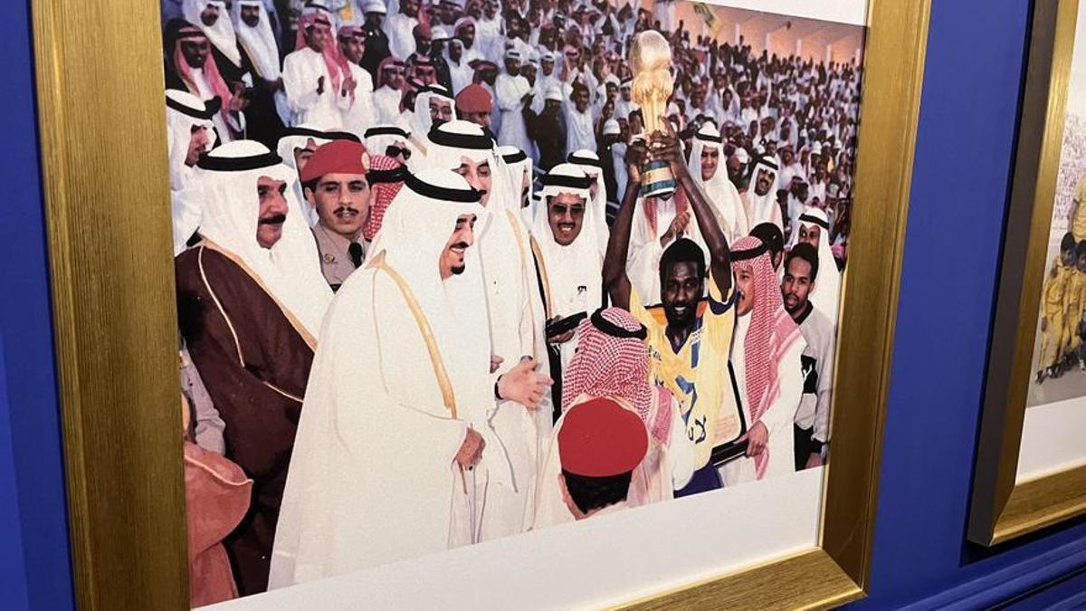 Una de las múltiples fotos que hay en la galería de trofeos del Al-Nassr, el equipo de Cristiano.