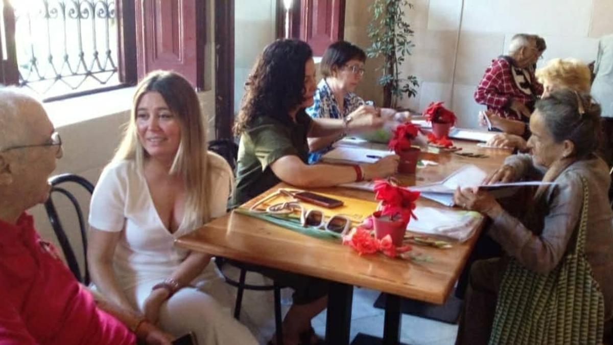 Olaya Romano y las trabajadoras sociales del Principado, atendiendo a varios asturianos en La Habana