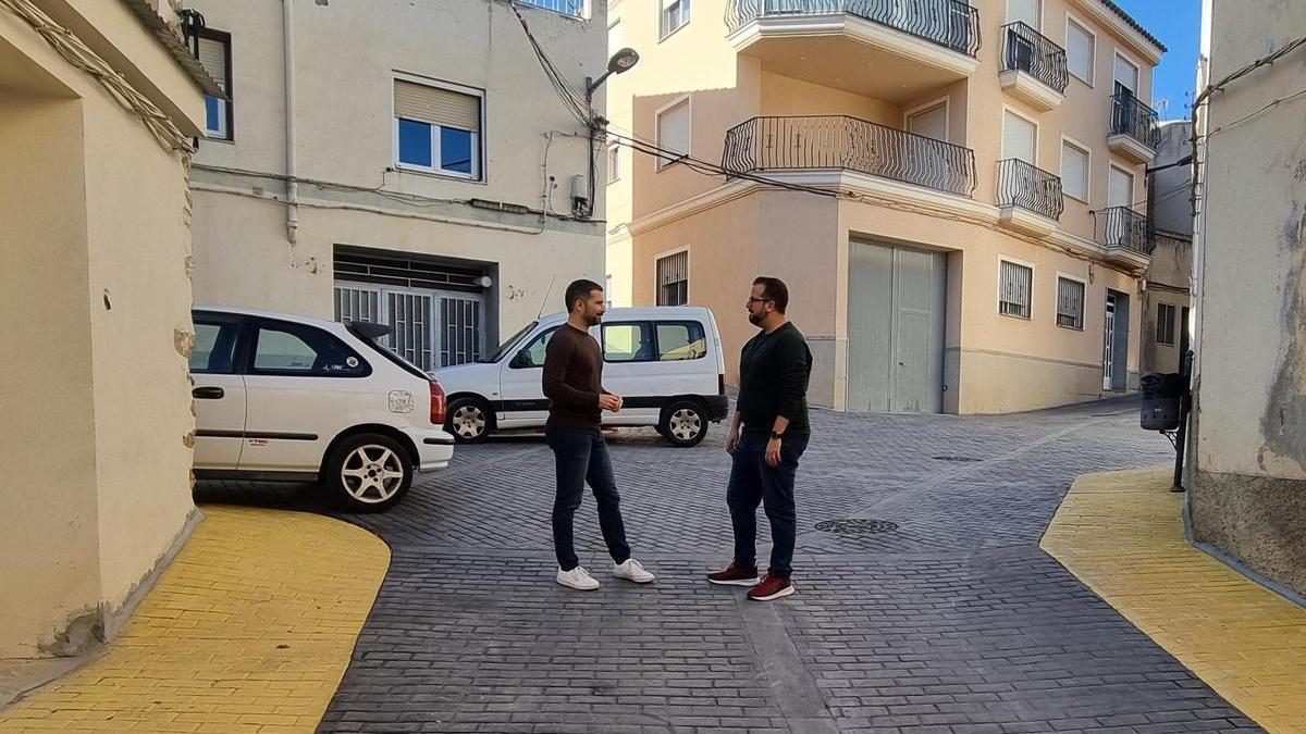 El alcalde, Samuel Falomir (i) y el concejal Robert Tena, en la calle Mayor de la pedanía de la Foia.