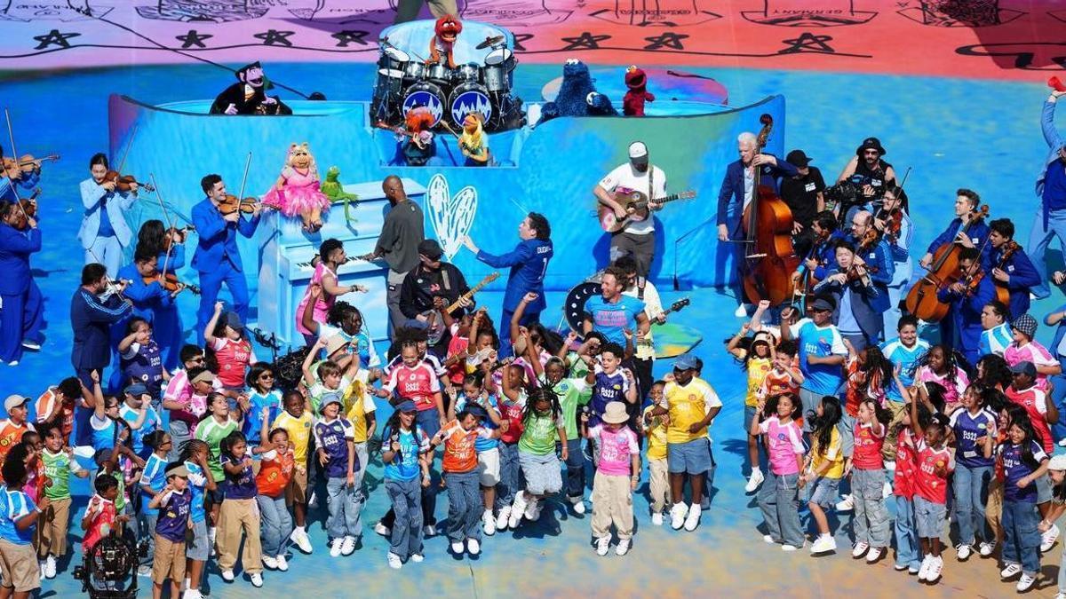 19 July 2026, US, East Rutherford: British rock band Coldplay and The Muppets perform during the half-time show of the 2026 FIFA World Cup Final soccer match between Spain and Argentina at New York-New Jersey Stadium (MetLife Stadium). Photo: Martin Rickett/PA Wire/dpa 19/07/2026 ONLY FOR USE IN SPAIN. Martin Rickett/PA Wire/dpa;soccer;sports;football;2026 FIFA World Cup Final - Spain vs Argentina