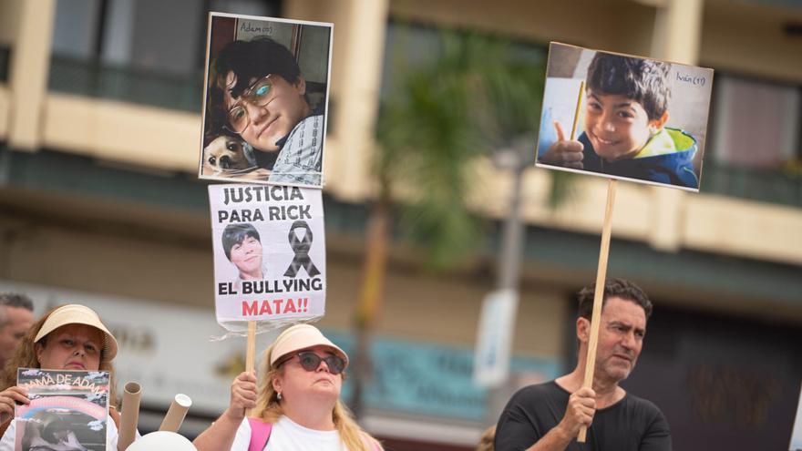 Manifestación de familias afectadas por el acoso escolar