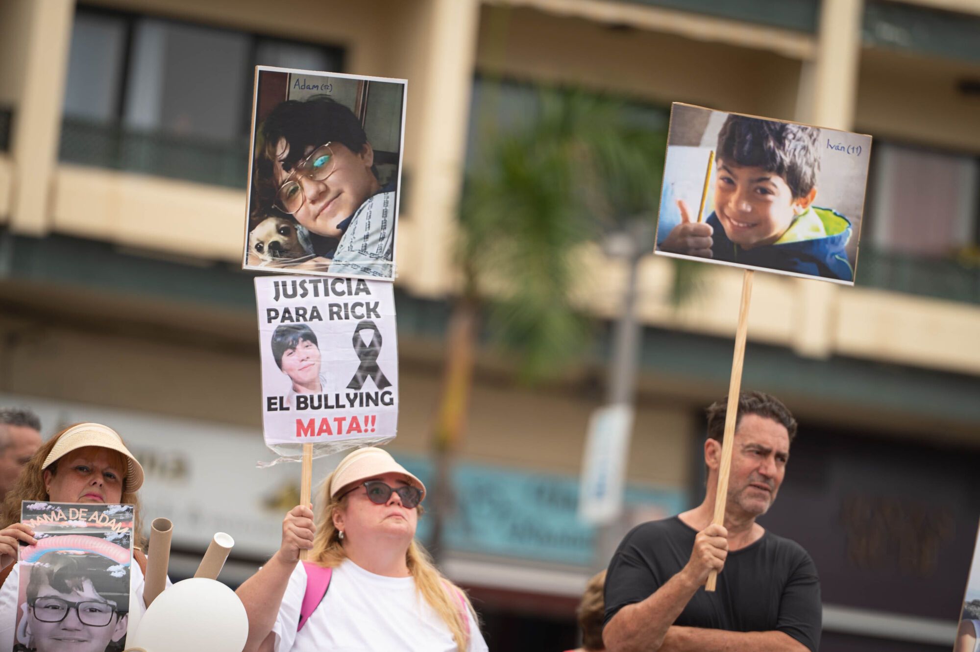 Manifestación de familias afectadas por el acoso escolar