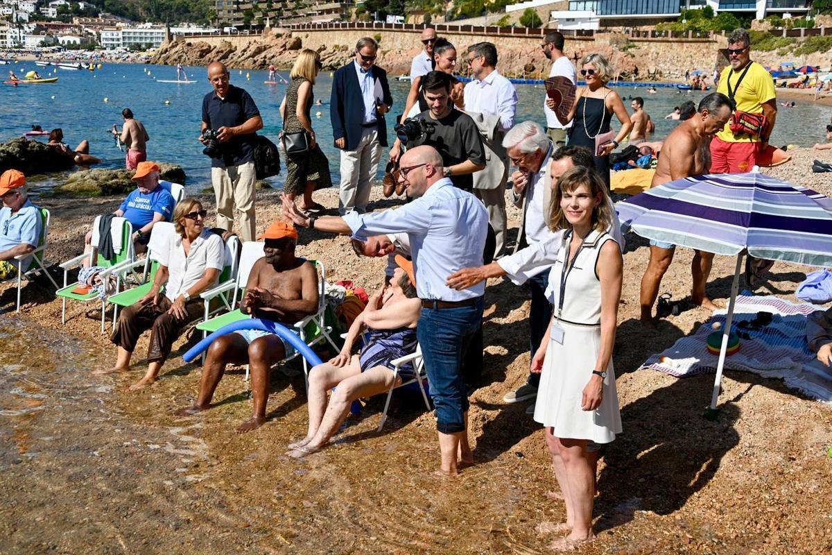 El conseller Moreno amb usuaris de la residència Túrsia de Tossa de Mar
