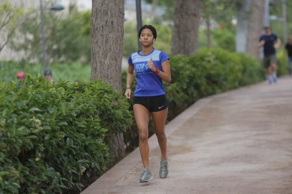 Deportistas en el Paseo Marítimo y en el Jardín del Turia de València