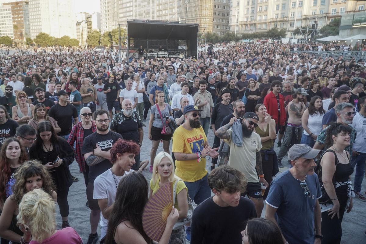 El dúo gallego formado por Anxela Baltar (guitarra y voz) y Violeta Mosquera (batería y voz) tomaron el escenario de la playa en la primera jornada del Festival Noroeste en Riazor. El dúo gallego formado por Anxela Baltar (guitarra y voz) y Violeta Mosquera (batería y voz) tomaron el escenario de la playa en la primera jornada del Festival Noroeste en Riazor.