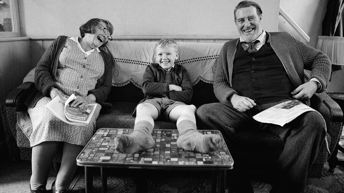 Judi Dench, Jude Hill y Ciarán Hinds en 'Belfast', de Kenneth Branagh