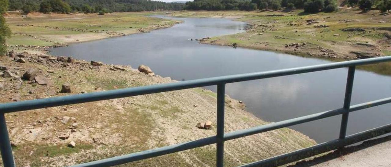 El embalse de Cachamuiña bajo mínimos, con el caudal ecológico. // Iñaki Osorio