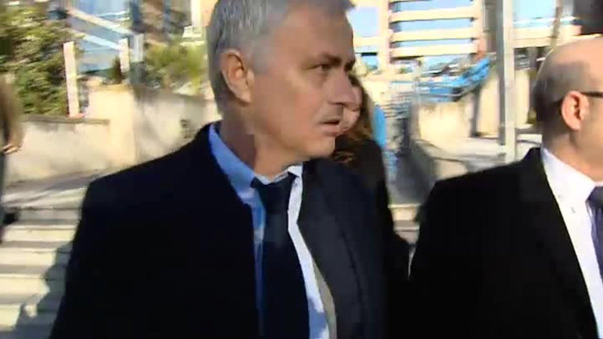 Mourinho sale de la Audiencia Provincial tras ser condenado a un año de cárcel y 2,2 millones de multa