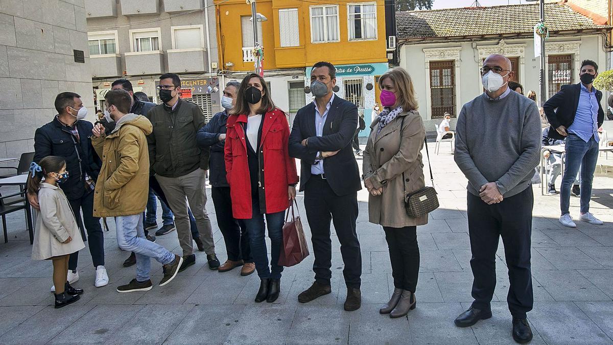 El alcalde, a la derecha, durante la concentración convocada por los trabajadores municipales el 16 de abril.