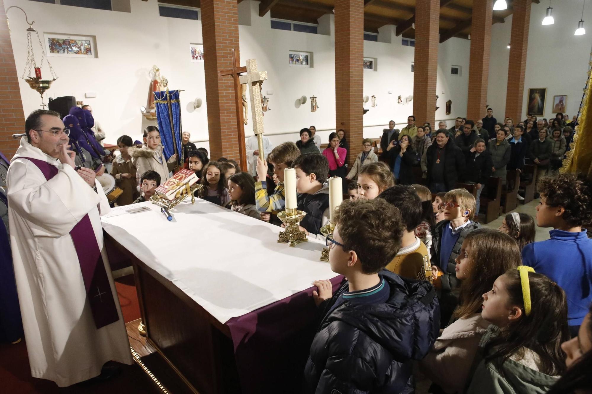 El vía crucis infantil en Viesques, en imágenes