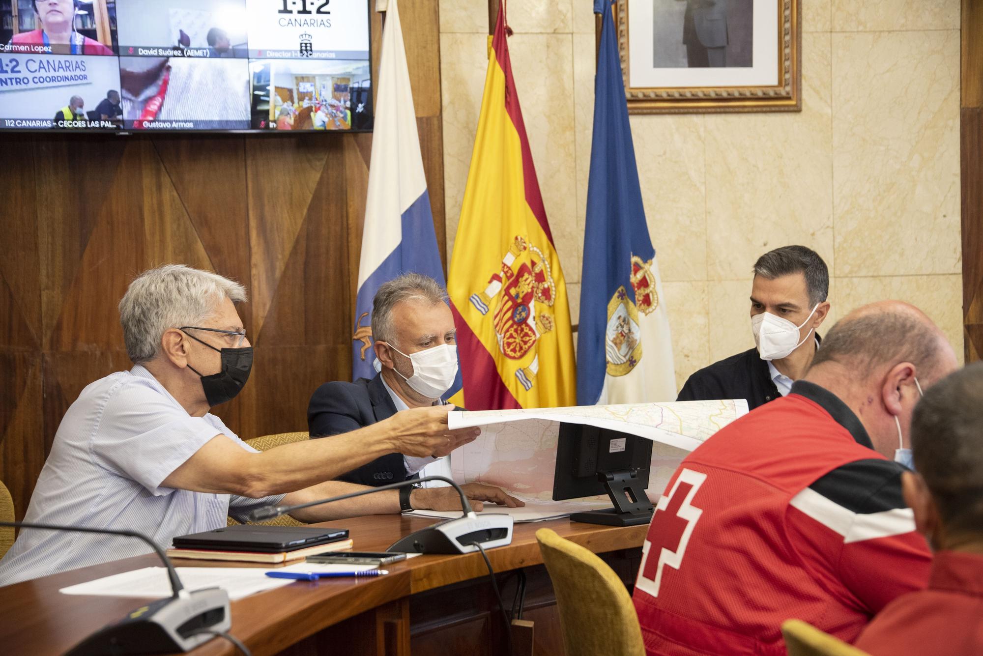 Torres y S�nchez en la reuni�n del Pevolca en La Palma 2.jpg