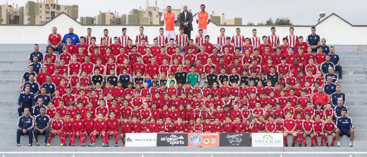 Foto de familia de la cadena del Atlético Gran Canaria con todos sus equipos y entrenadores en la grada del campo Mundial 82 del Parque Deportivo de Jinámar.