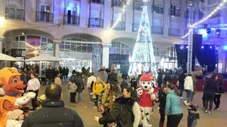 Luces de Navidad, música y nieve en la Plaza Mayor de Elda