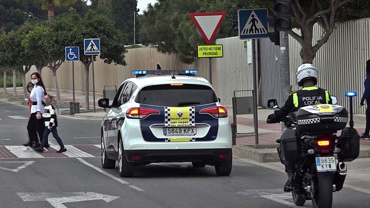 Dos vehículos de la Policía Local de San Vicente de patrulla.