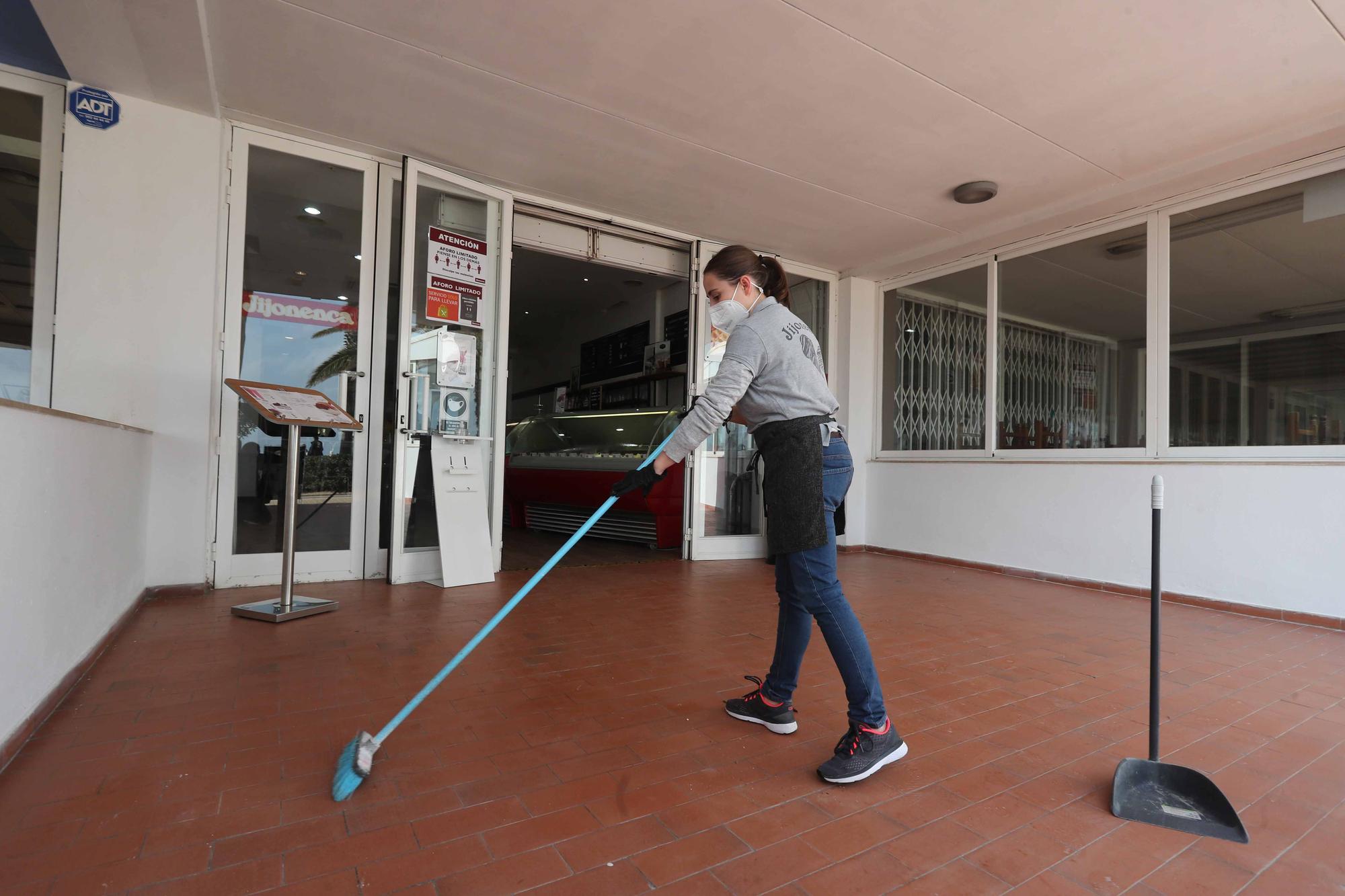 Los bares preparan sus terrazas para abrir este lunes