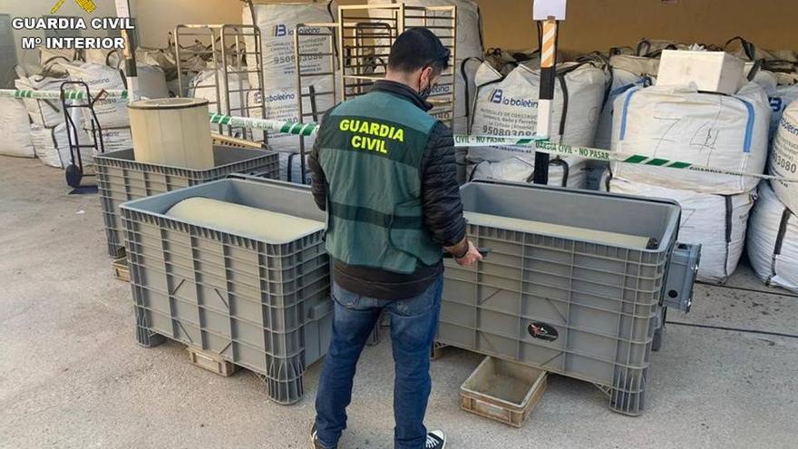 Maquinaria y sacos con cogollos incautados en el laboratorio de hachís descubierto en Cox.