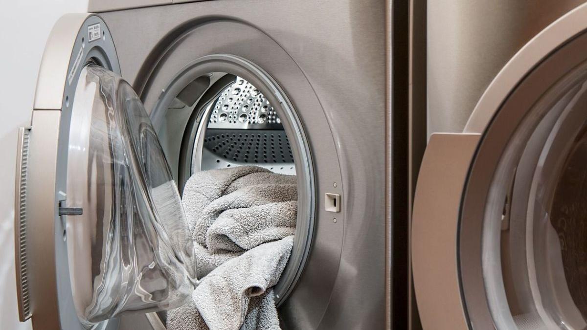 Mucha gente deja la puerta abierta de la lavadora tras usarla el simple gesto que te ahorra cientos de euros