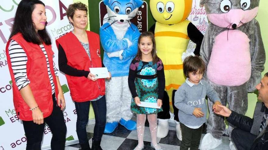 Voluntarias de Cruz Roja, las mascotas de la ACOE, Vicky Tarrío y Lucas Álvarez, ayer. // Bernabé / Ana Bazal